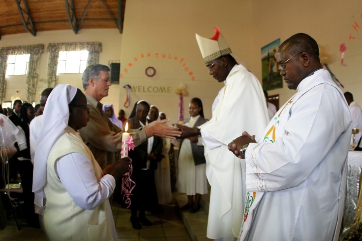 Mr. Steven M. Hilton presents a bowl of soil during the offertory &ndash; A sign of richness of the earth and that the Foundation has facilitated growth of the sisters through imparting knowledge and skills via SLDI program.