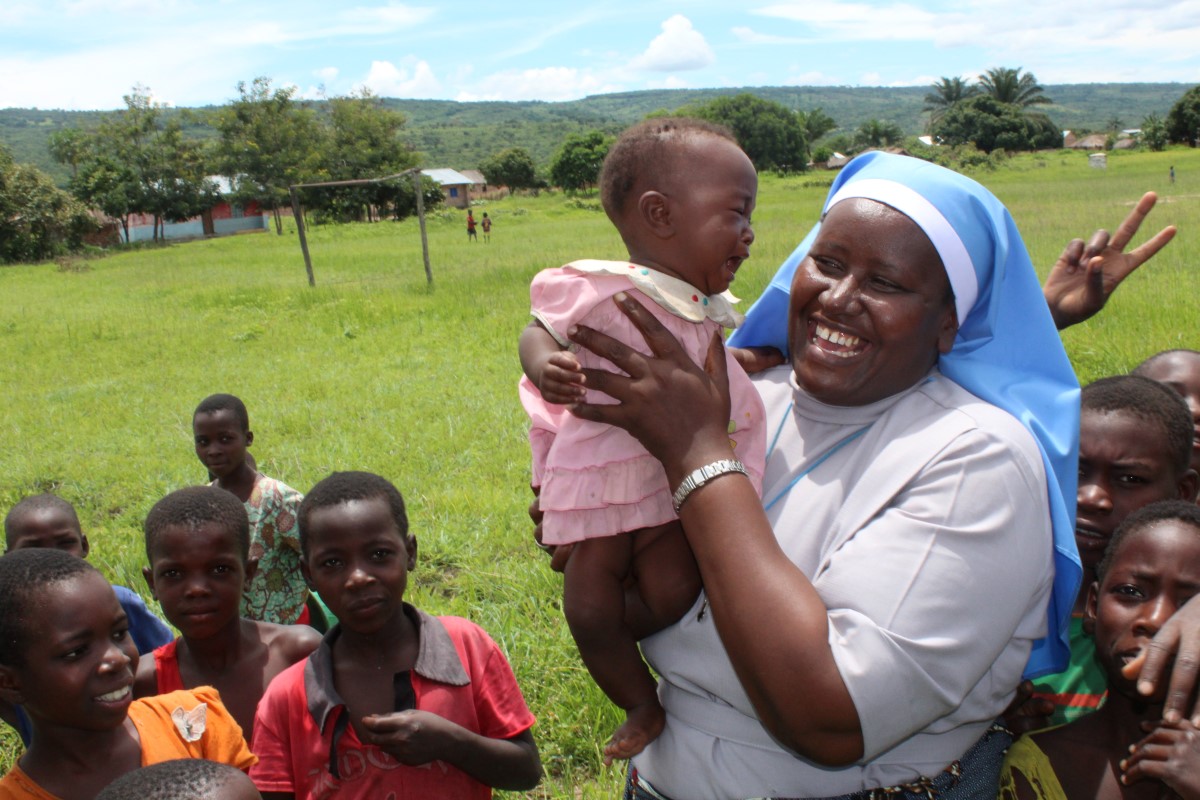 Sr. Maria holding a young child